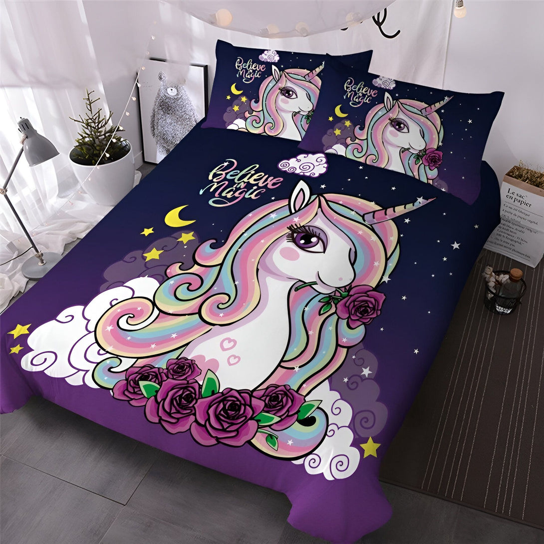 Une chambre avec une parure de lit licorne. La parure de lit est violette avec une licorne blanche et rose. Il y a des étoiles et des lunes sur la parure de lit.