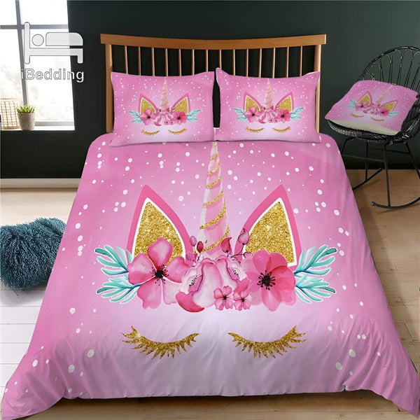 Une couette rose avec une taie d'oreiller assortie. La couette présente un motif de licorne avec des fleurs et des étoiles. La taie d'oreiller présente le même motif de licorne.