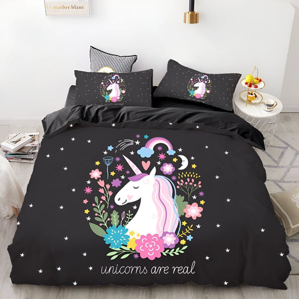 Une image d'une licorne blanche avec une crinière et une queue roses. La licorne est entourée de fleurs et d'étoiles. Il y a un arc-en-ciel et une lune dans le fond. La licorne est allongée sur un lit avec des draps noirs.