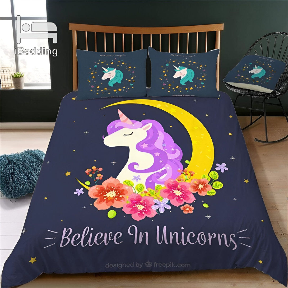 Une chambre avec une parure de lit licorne. La parure de lit est composée d'une housse de couette, d'un drap et de deux taies d'oreiller. La housse de couette est imprimée d'une image de licorne avec des étoiles et des fleurs. Le drap est imprimé d'un motif de fleurs. Les taies d'oreiller sont imprimées d'une image de licorne.