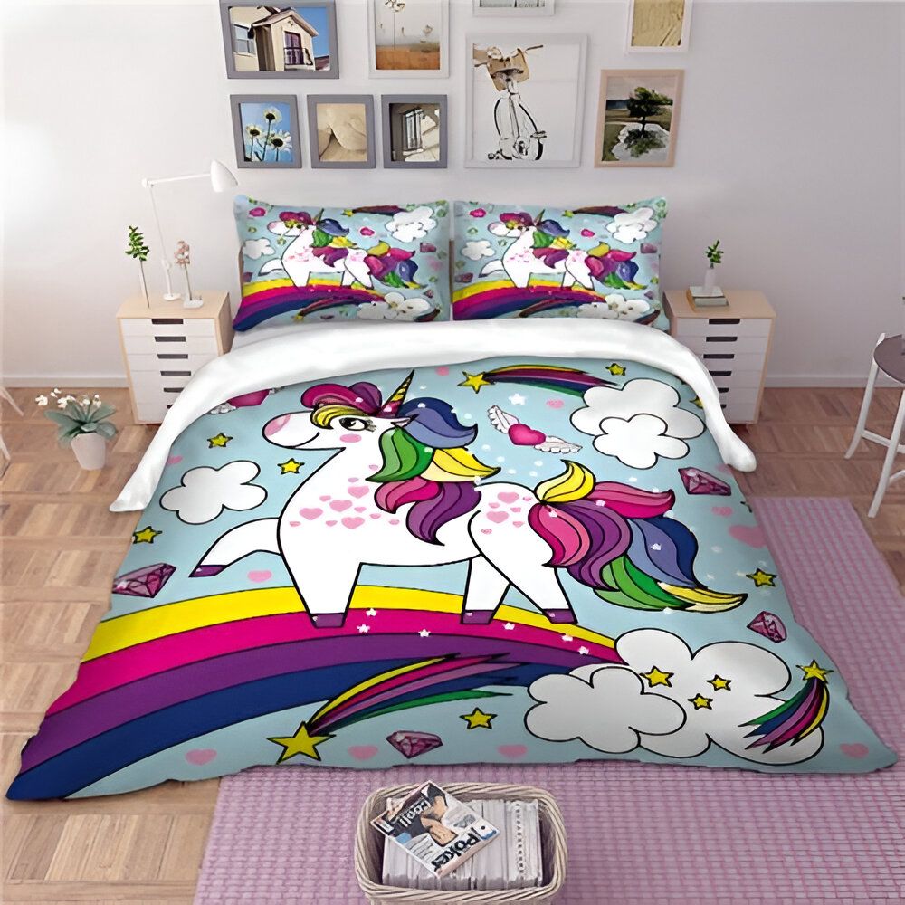 Une chambre d'enfant avec une parure de lit licorne. La parure de lit est composée d'une housse de couette et de deux taies d'oreiller. La housse de couette est imprimée d'une licorne blanche avec une crinière et une queue arc-en-ciel. Les taies d'oreiller sont imprimées de la même licorne. La chambre est également décorée d'un tapis arc-en-ciel et de peluches.