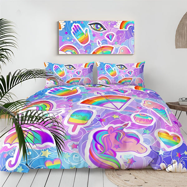 Une chambre à coucher avec une couette colorée. La couette présente un motif de licornes, de rainbows et d'autres éléments kawaii.