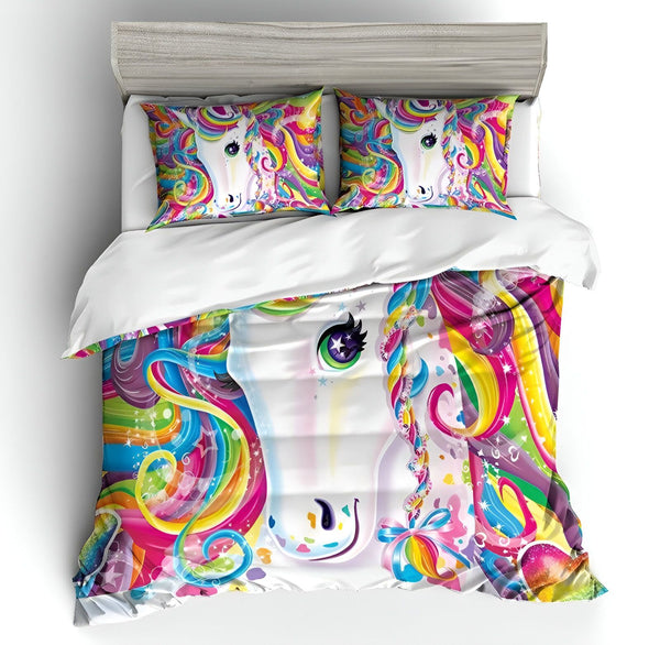 licorne arc-en-ciel avec une crinière et une queue arc-en-ciel, debout sur un fond blanc avec des étoiles et des lunes.