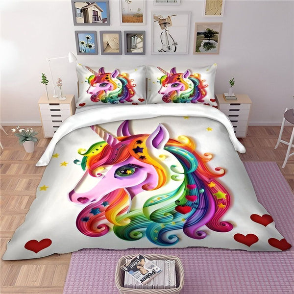 Une couette blanche avec une licorne arc-en-ciel. La licorne a une crinière et une queue arc-en-ciel, et il y a des étoiles et des cœurs multicolores autour d'elle.