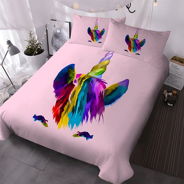 Une couette rose avec un motif de licorne. La licorne est représentée de face, avec une crinière arc-en-ciel et une corne dorée.