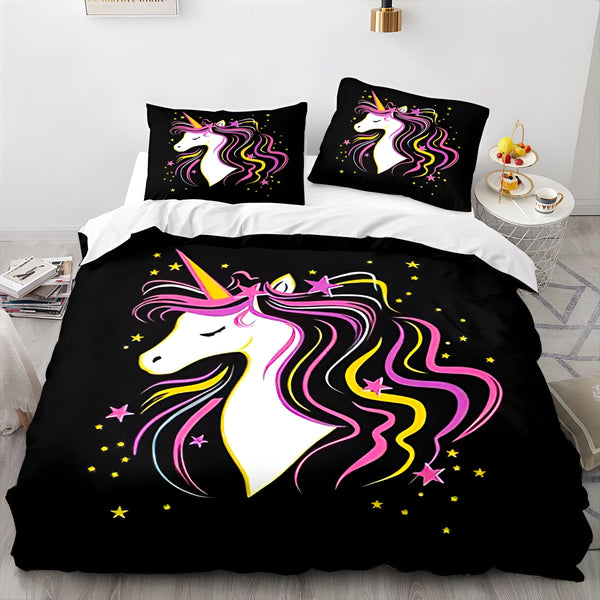 Une couette noire avec une licorne blanche, rose et jaune imprimée dessus. La licorne a une crinière arc-en-ciel et des étoiles jaunes entourent sa tête.