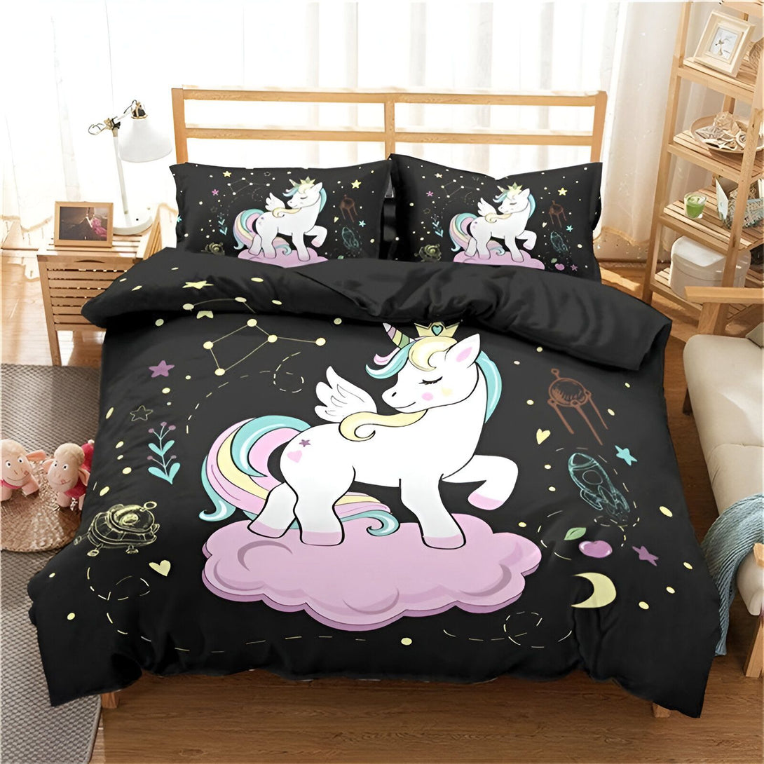 Une couette avec une taie d'oreiller assortie. La couette est noire avec un motif de licorne blanche et rose. La taie d'oreiller est noire avec un motif de licorne blanche et rose.