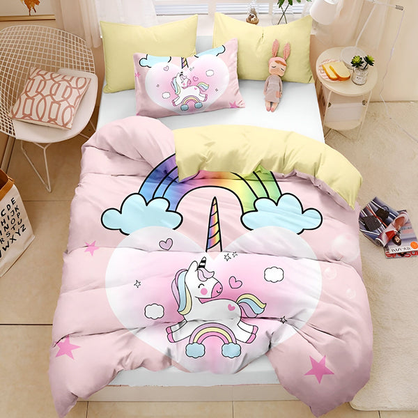 Une chambre d'enfant avec une parure de lit licorne. La parure de lit est rose et jaune avec un motif de licorne et de cœurs. Il y a aussi un tapis en forme de nuage et des peluches.