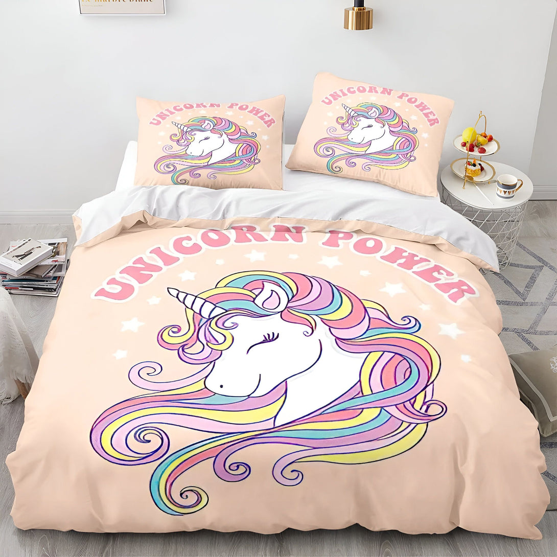 Une couette imprimée avec une licorne blanche et rose avec des étoiles et le texte "Unicorn Power".