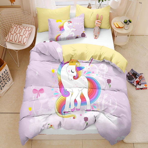 Une couette de lit avec une licorne blanche et arc-en-ciel sur un fond violet avec des étoiles et des fleurs.