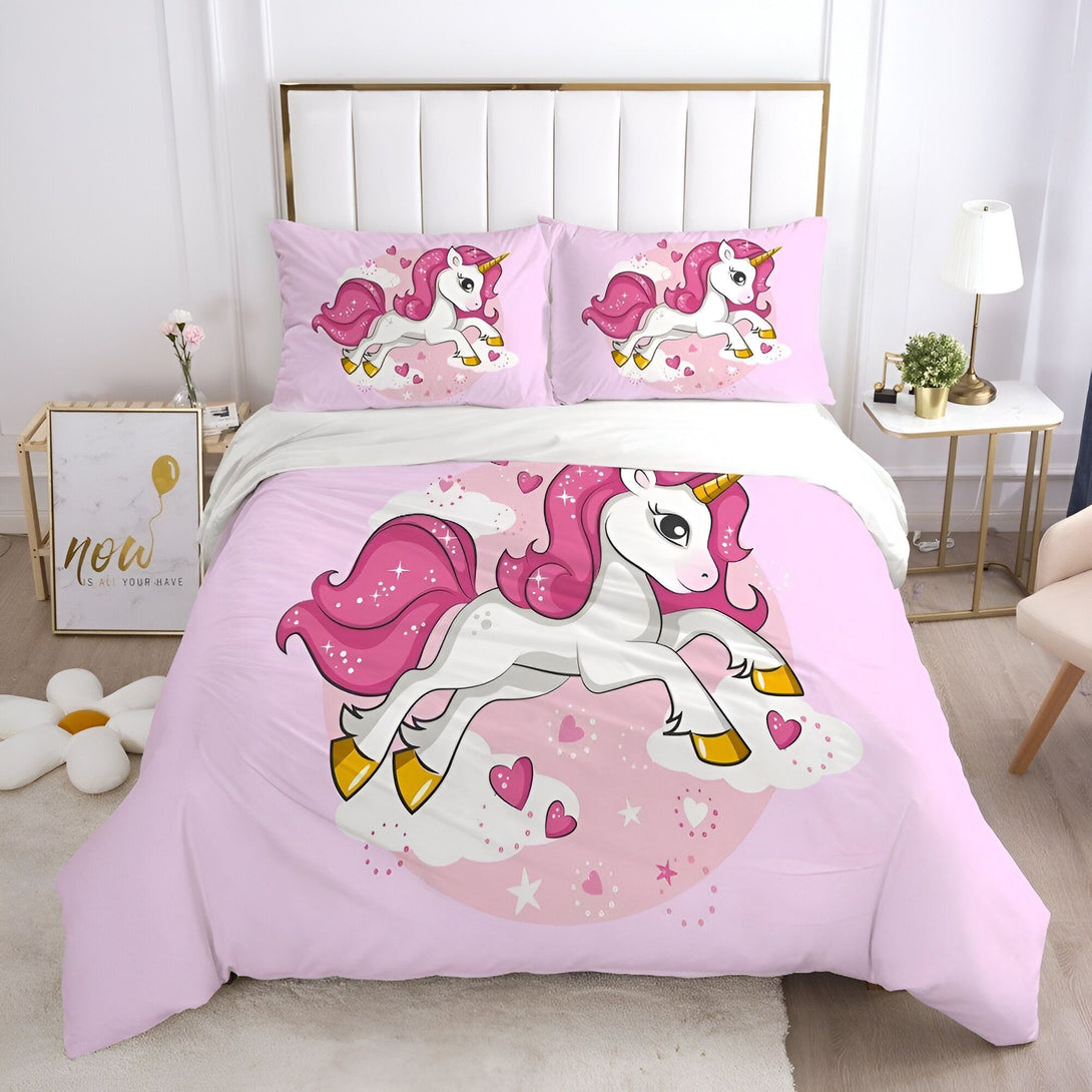 Une chambre à coucher avec une parure de lit licorne rose. La parure de lit est composée d'une housse de couette et de deux taies d'oreiller. La housse de couette est imprimée d'une image de licorne rose avec une crinière et une queue arc-en-ciel. Les taies d'oreiller sont imprimées de la même image. La parure de lit est fabriquée en microfibre de polyester, qui est un tissu doux et respirant.