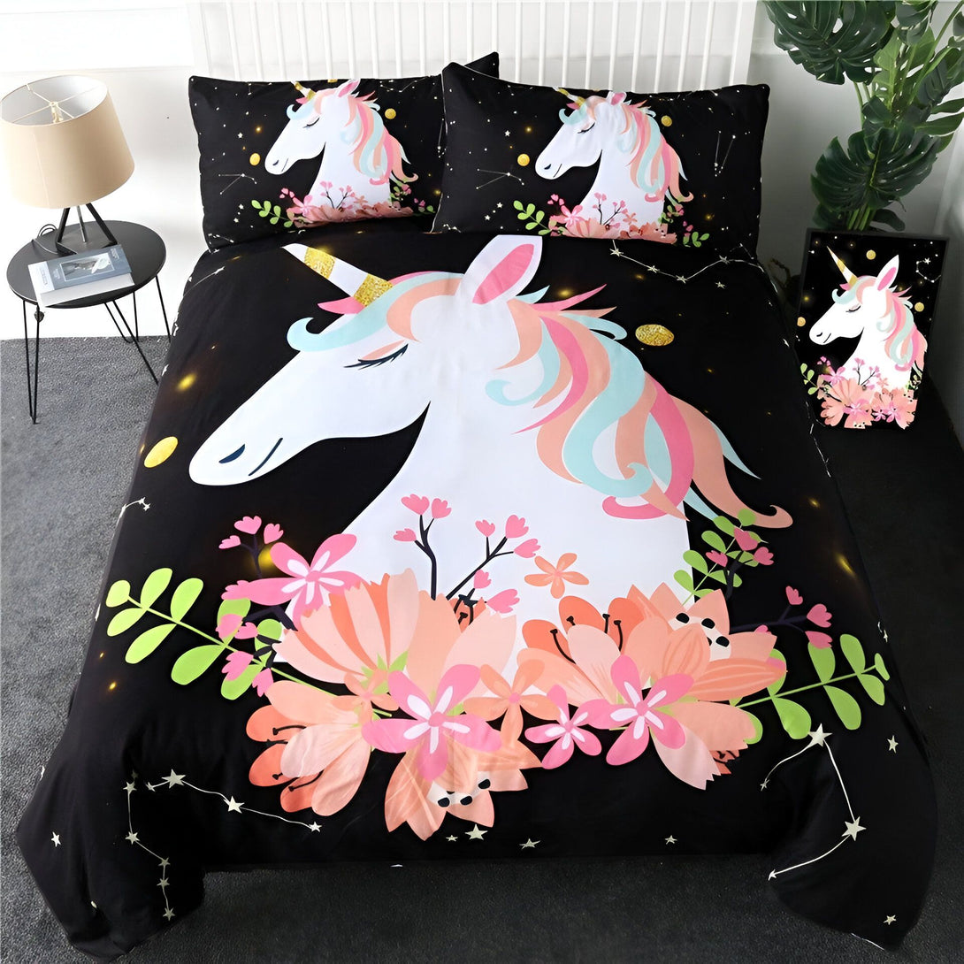 Une couette noire avec une licorne blanche et des fleurs roses.