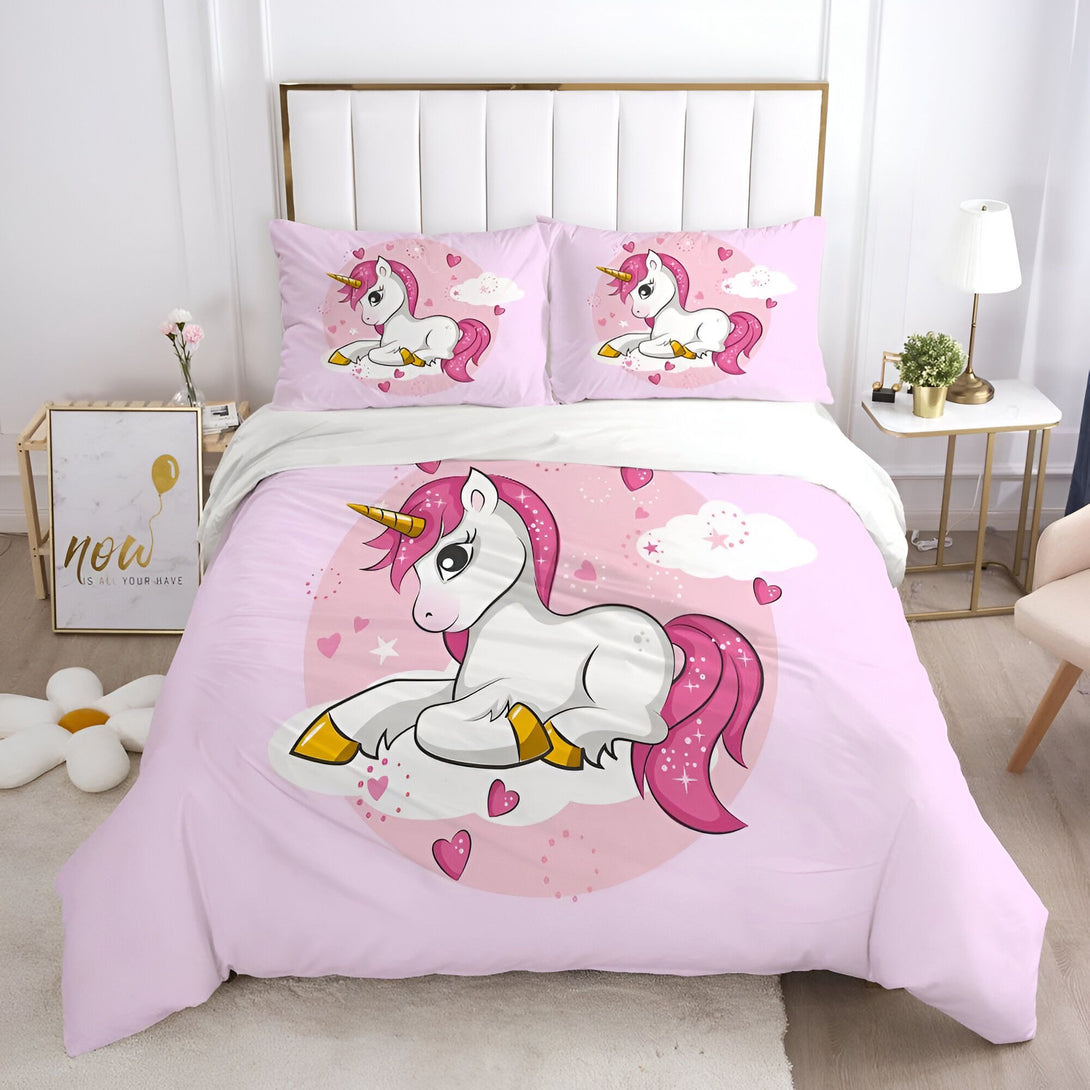 Une chambre à coucher avec une parure de lit licorne rose et blanche. La parure de lit est composée d'une housse de couette, d'un drap et de deux taies d'oreiller. La housse de couette est imprimée d'une licorne blanche avec une crinière et une queue roses. La licorne est allongée sur un nuage et entourée de coeurs roses. Le drap est rose uni et les taies d'oreiller sont imprimées du même motif que la housse de couette.