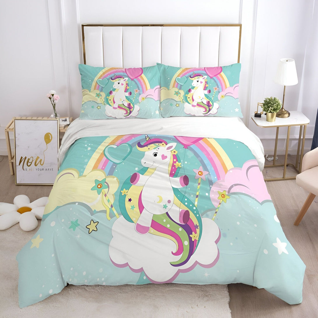 Une chambre d'enfant avec une parure de lit licorne. La parure de lit est composée d'une housse de couette et de deux taies d'oreiller. La housse de couette est imprimée d'une licorne avec des ballons en forme de cœur. Les taies d'oreiller sont imprimées de la même licorne. La parure de lit est en coton.