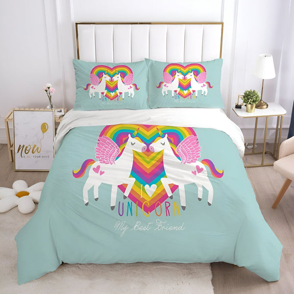 Une chambre à coucher avec une couette imprimée de deux licornes ailées se faisant face devant un arc-en-ciel en forme de cœur. Le texte "I love Unicorn, My best friend" est écrit en dessous.