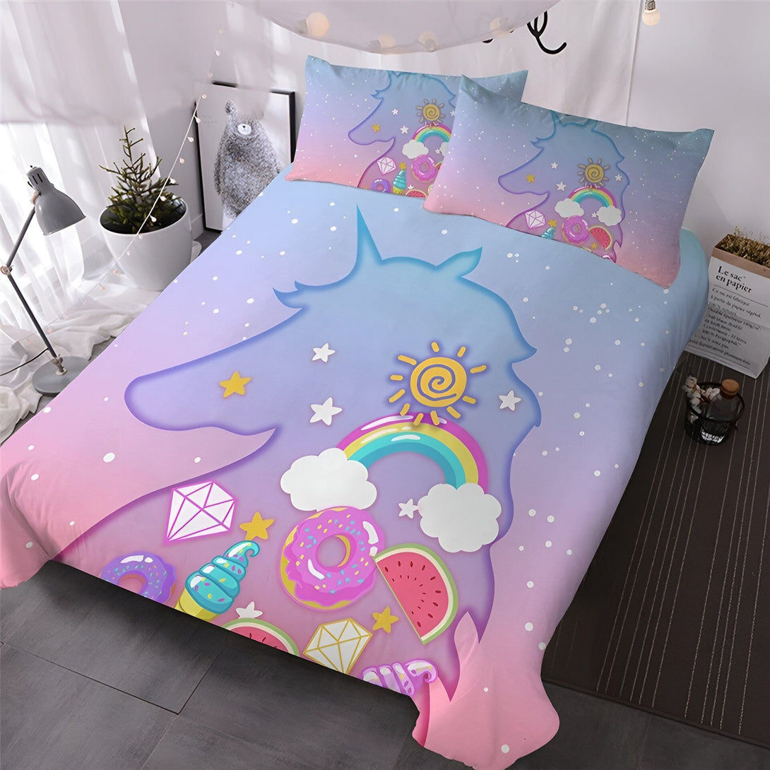 Une couette avec une licorne imprimée dessus. La licorne est entourée de nuages, d'étoiles, d'un arc-en-ciel et de donuts. La couette est de couleur rose et violette.