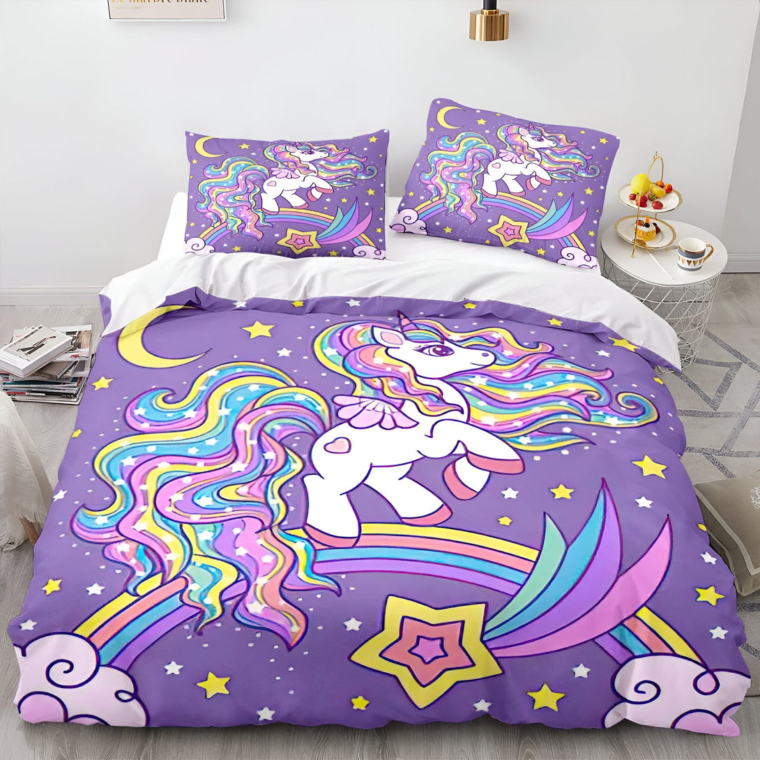 Une chambre à coucher avec une licorne. La licorne est blanche avec une crinière et une queue arc-en-ciel. Elle est debout sur un arc-en-ciel et il y a des étoiles et des lunes autour d'elle. La chambre est décorée dans des tons de violet et de rose.