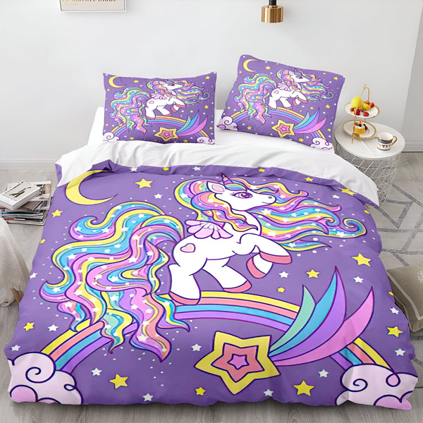 Une chambre à coucher avec une licorne. La licorne est blanche avec une crinière et une queue arc-en-ciel. Elle est debout sur un arc-en-ciel et il y a des étoiles et des lunes autour d'elle. La chambre est décorée dans des tons de violet et de rose.