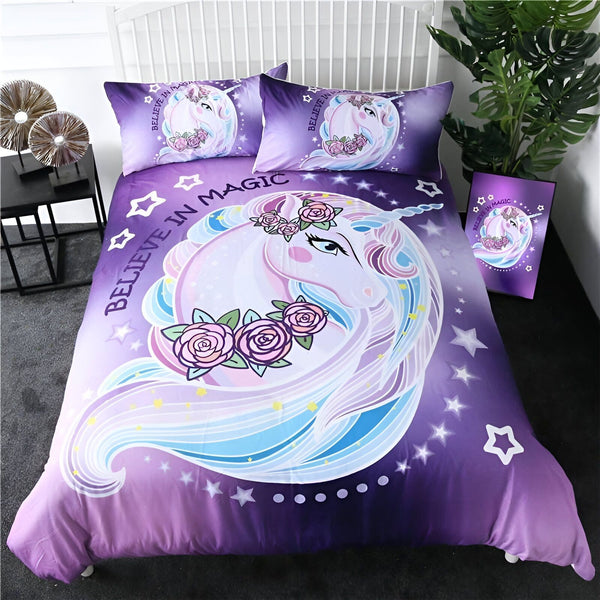 Une chambre à coucher avec une parure de lit licorne. La parure de lit est violette avec une licorne blanche et des étoiles. Il y a aussi un tapis en forme de nuage et une plante verte dans la chambre.