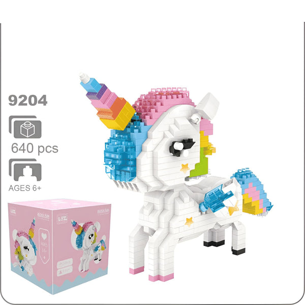 Licorne blanche en briques de construction avec une corne et une crinière colorées. Jeu de construction pour enfants à partir de 6 ans. Boîte du jeu rose et bleue à gauche de l'image., 45501257318655 | Licorne Shop