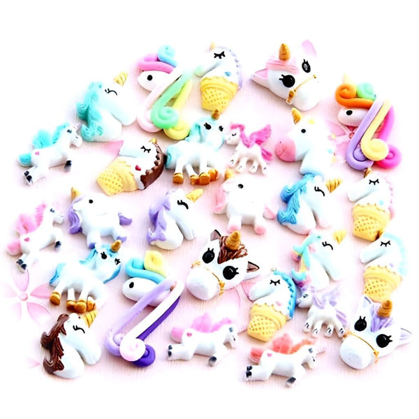 Image de nombreux petits ornements en forme de licorne colorés. On y voit des licornes bleues, roses, blanches et des formes variées comme des têtes, des corps entiers et des glaces licornes. Ils semblent être des embellissements pour des créations artisanales., 45501419716863 | Licorne Shop