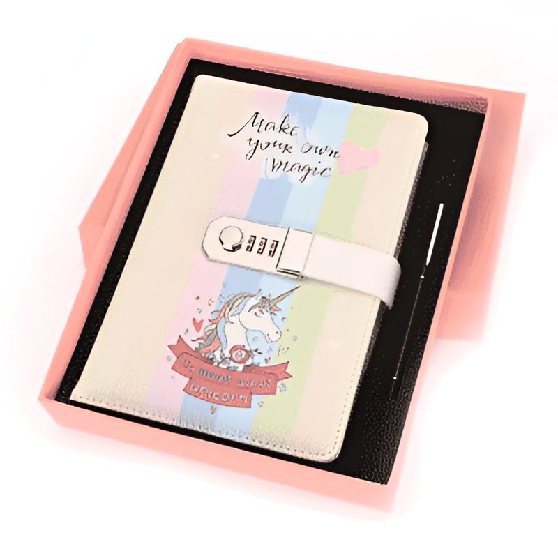 Carnet licorne dans une boîte rose, avec un cadenas à combinaison et un stylo. Le carnet a un motif licorne et des rayures arc-en-ciel, avec l'inscription "Make your own magic". Idéal pour les enfants ou les fans de licornes., 45501156524287 | Licorne Shop