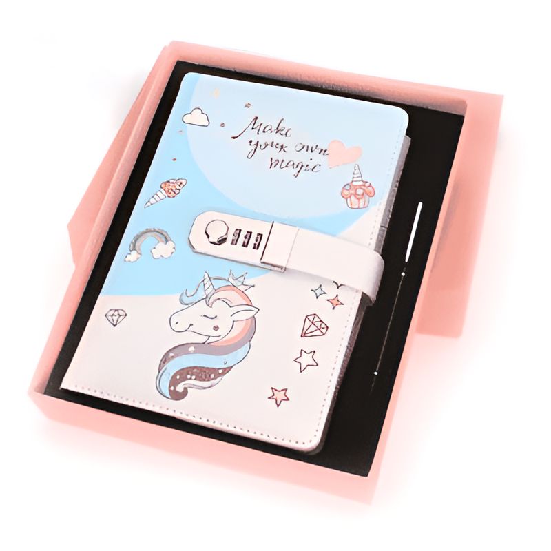 Un journal intime licorne dans une boîte rose. Le journal est blanc avec un motif de licorne, un verrou à combinaison et une inscription "Make your own magic" (Crée ta propre magie). Un stylo se trouve à côté du journal., 45501152461055 | Licorne Shop