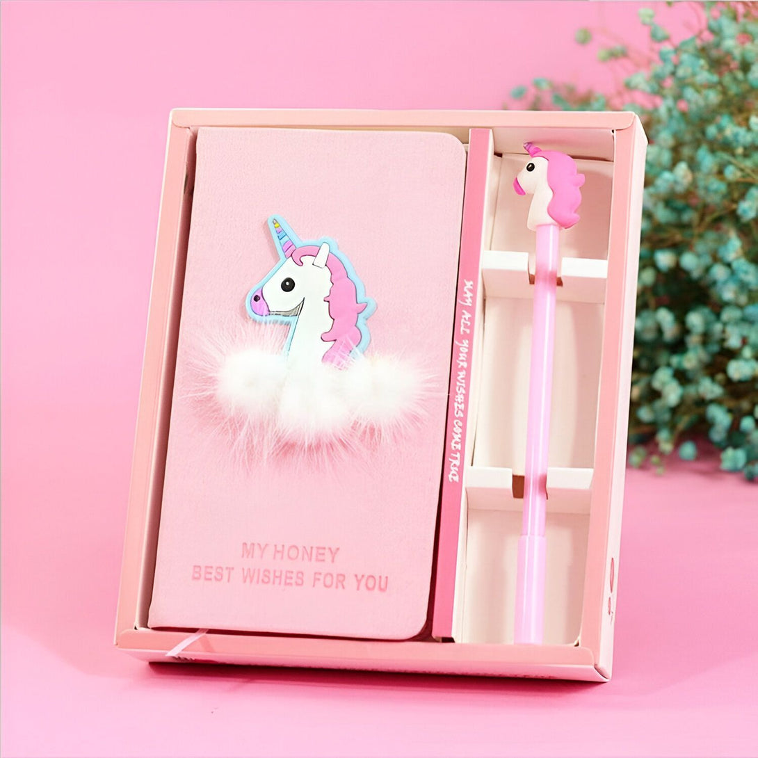 Coffret cadeau rose avec un carnet à couverture en cuir rose décoré d'une licorne et de plumes blanches, et un stylo rose assorti avec une licorne sur le dessus. Cadeau idéal pour les amateurs de licornes., 45501152690431 | Licorne Shop