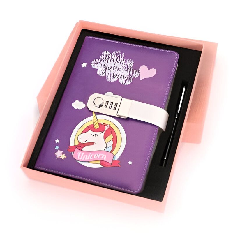 Boîte cadeau avec un carnet violet décoré d'un motif de licorne et d'un cadenas à combinaison, accompagné d'un stylo noir. Idéal pour les secrets!, 45501155901695 | Licorne Shop