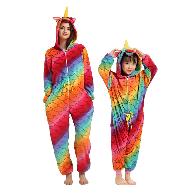 Deux personnes, une adulte et une enfant, portant des combinaisons pyjamas de licorne arc-en-ciel avec des écailles. Les combinaisons ont des capuches avec des cornes et des oreilles. Elles sont debout sur un fond blanc., 45502354227455,45502354260223,45502354292991,45502354325759,45502354358527,45502354391295,45502354424063,45502354456831 | Licorne Shop