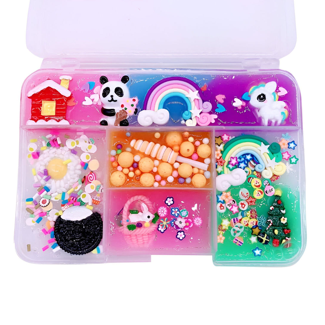 Boîte de rangement contenant des slimes colorés avec décorations : maison, panda, arc-en-ciel, licorne, sucette, panier fleuri, sapin de Noël, confettis. Idéal pour les enfants et les activités créatives., 45501396156671 | Licorne Shop