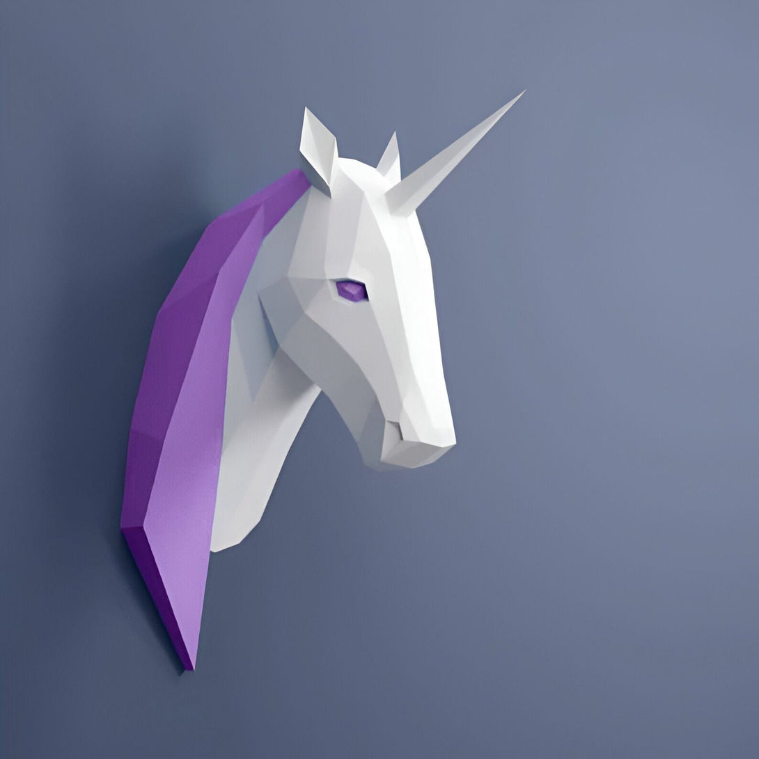 Tête de licorne en papier, blanche avec crinière violette, montée sur un mur bleu. Design géométrique et moderne, idéal pour une décoration intérieure originale et créative., 45501389177087 | Licorne Shop