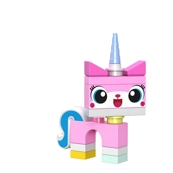 Image d'Unikitty, personnage Lego rose avec une corne bleue et une queue en forme de S. Jouet en blocs colorés sur fond blanc., 45501255713023 | Licorne Shop