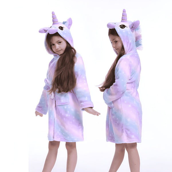 Deux fillettes portant un peignoir licorne coloré. Le peignoir est à capuche avec une corne, des oreilles, et une crinière de licorne. Les filles ont les cheveux longs et bruns. Fond blanc., 45502342856959,45502342889727,45502342922495,45502342955263,45502342988031,45502343020799,45502343053567,45502343086335 | Licorne Shop