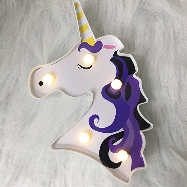 Lampe décorative en forme de tête de licorne blanche avec crinière violette et corne jaune rayée. Des lumières LED illuminent son contour, créant une ambiance féérique et chaleureuse. Objet de décoration idéal pour chambre d'enfant., 45501047079167 | Licorne Shop