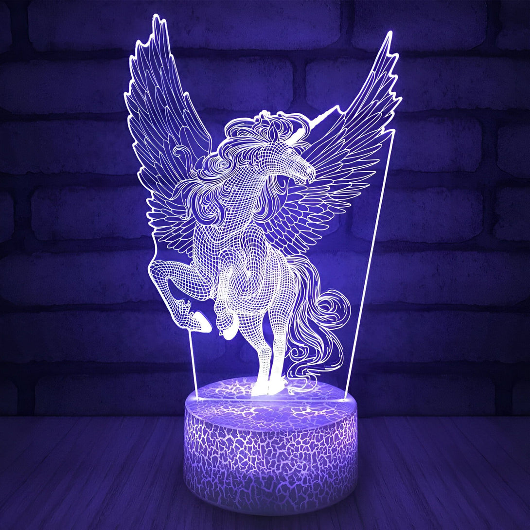 Lampe LED représentant un magnifique pégase licorne éclairé. La lumière met en valeur les détails complexes du cheval ailé sur un socle décoratif. Éclairage d'ambiance féérique, idéal pour une chambre d'enfant ou un cadeau original., 45501069426943 | Licorne Shop