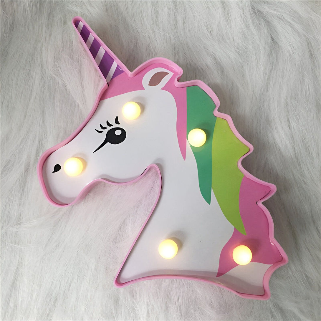 Lampe décorative en forme de tête de licorne, rose et blanche, avec une crinière multicolore (vert, rose), une corne rayée (rose et violette) et plusieurs petites lumières allumées., 45501071884543 | Licorne Shop