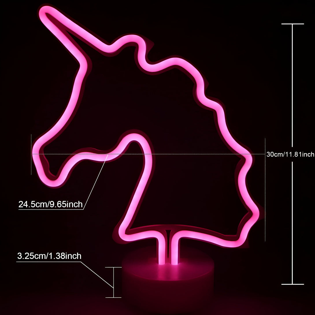 Une image d'une enseigne lumineuse néon rose en forme de licorne. L'enseigne est posée sur une base blanche. La licorne est représentée de profil avec une crinière et une queue stylisées. L'arrière-plan est noir.