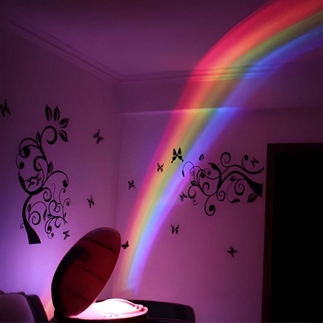 Lampe arc-en-ciel projetant un spectre coloré sur un mur décoré de motifs floraux et de papillons noirs dans une pièce éclairée d'une douce lumière violette., 45501071163647 | Licorne Shop