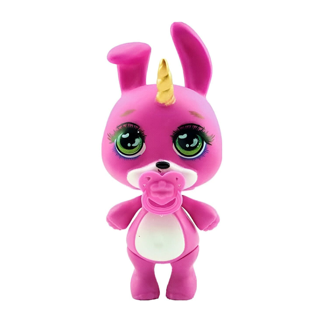 Figurine rose d'un lapin-ourson avec une corne de licorne dorée et une sucette rose. Jouet pour enfants avec de grands yeux brillants., 45502406689023 | Licorne Shop