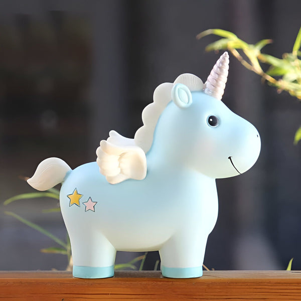 Tirelire en forme de licorne bleu pastel avec des ailes et une corne blanche. Des étoiles dorées et roses décorent le côté. Parfait pour apprendre aux enfants à économiser. Décoration mignonne et ludique pour une chambre d'enfant., 45501161931007 | Licorne Shop