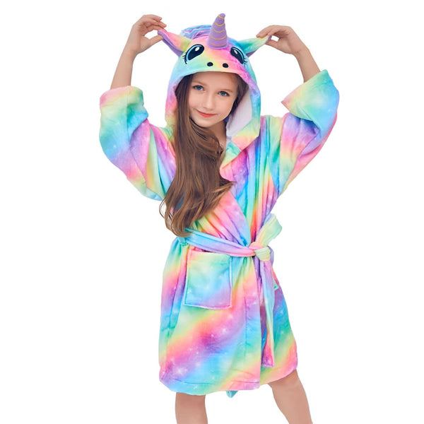 Une jeune fille portant un peignoir licorne aux couleurs de l'arc-en-ciel. Le peignoir a une capuche avec une corne de licorne et des oreilles. Elle lève les bras et sourit., 45502041293055,45502041325823,45502041358591,45502041391359,45502041424127,45502041456895,45502041489663,45502041522431 | Licorne Shop