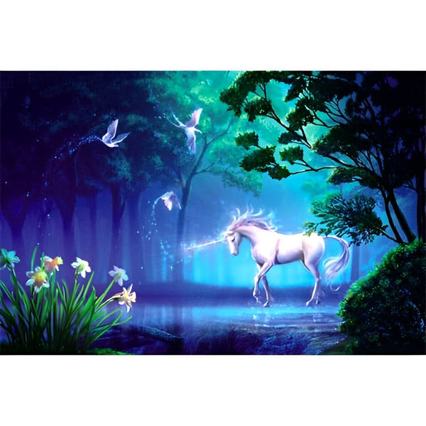 Image d'un univers féérique : une licorne blanche au pelage soyeux dans une forêt enchantée, des fleurs colorées au premier plan et des oiseaux blancs qui s'envolent, créant une atmosphère magique et paisible., 45501392781567 | Licorne Shop