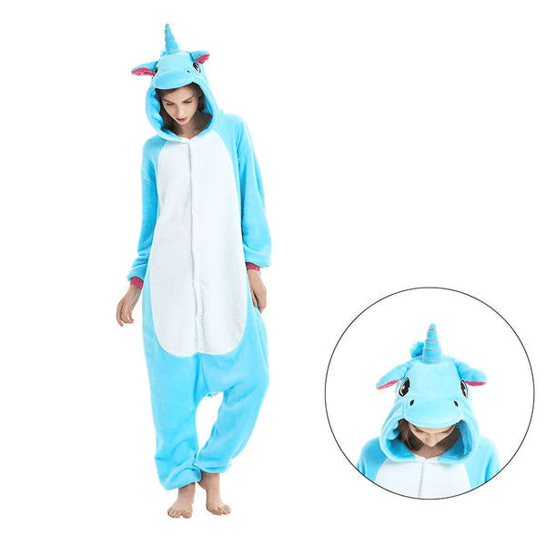 Femme portant un pyjama combinaison de licorne bleu et blanc, avec une capuche ornée d'une corne et d'oreilles roses. Gros plan sur le visage de la licorne sur la capuche. Vêtement confortable et amusant., 45502365597951,45502365630719,45502365663487,45502365696255,45502365729023,45502365761791,45502365794559,45502365827327 | Licorne Shop