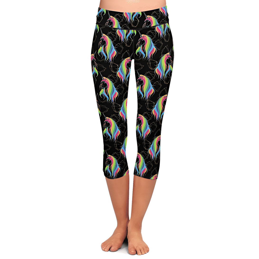 Legging capri noir avec un motif d'unicorne arc-en-ciel sur les jambes d'une femme., 45502380605695,45502380638463,45502380671231,45502380703999,45502380736767,45502380769535,45502380802303,45502380835071 | Licorne Shop