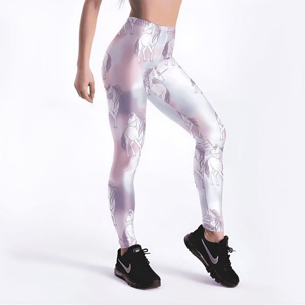 Femme portant un legging à motif licorne avec des baskets noires Nike. Vêtement de sport tendance., 45501946265855,45501946298623,45501946331391,45501946364159,45501946396927,45501946429695,45501946462463,45501946495231 | Licorne Shop