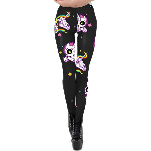 Legging noir avec des motifs de têtes de mort d'unicornes squelettiques et des étoiles colorées. Vêtement gothique porté avec des bottes à plateforme., 45501946855679,45501946888447,45501946921215,45501946953983,45501946986751,45501947019519,45501947052287,45501947085055 | Licorne Shop