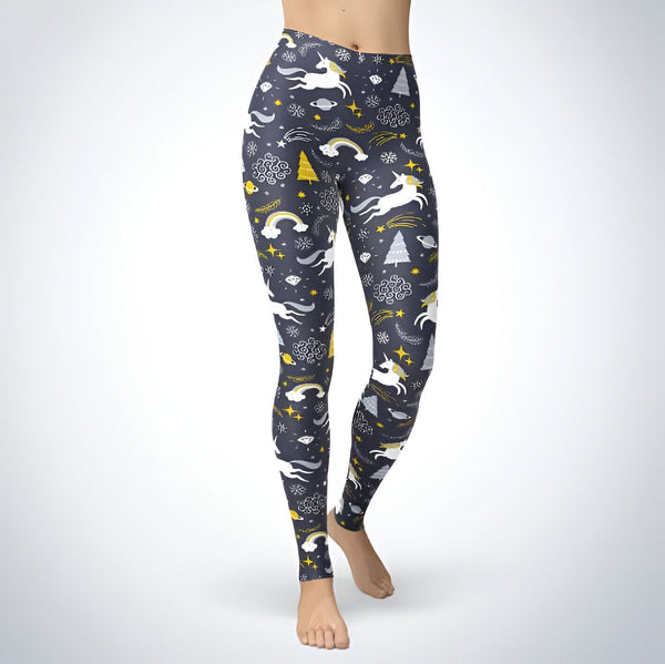 Leggings à motifs d'unicorne fantaisistes sur une personne, avec des arcs-en-ciel, des planètes et des sapins de Noël sur fond gris foncé., 45501935649023,45501935681791,45501935714559,45501935747327,45501935780095,45501935812863,45501935845631,45501935878399 | Licorne Shop