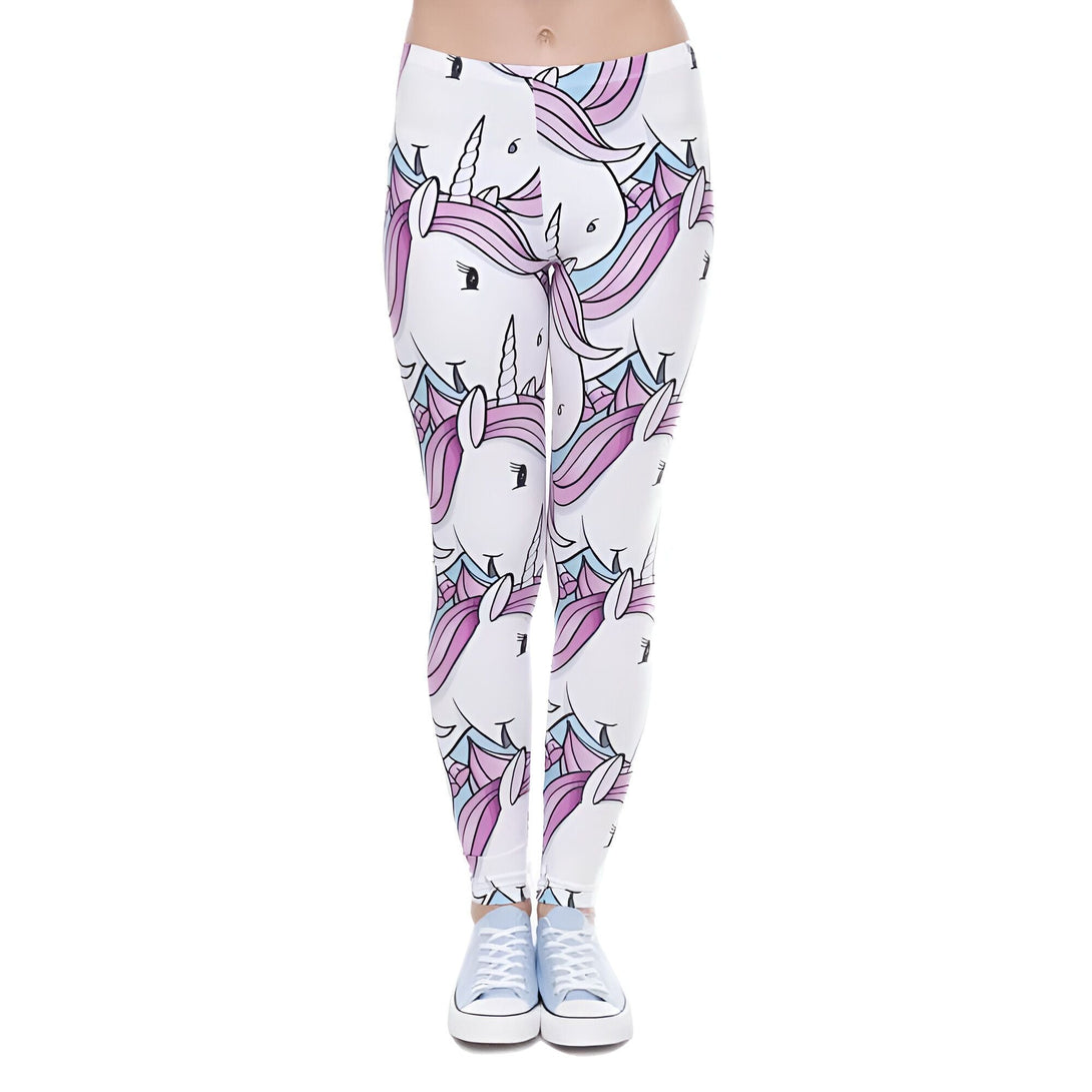 Legging blanc avec un motif de licornes roses et bleues. La personne porte des baskets bleues claires. Vêtement tendance et fantaisiste, idéal pour un look décontracté et amusant., 45502378967295,45502379000063,45502379032831,45502379065599,45502379098367,45502379131135,45502379163903,45502379196671 | Licorne Shop