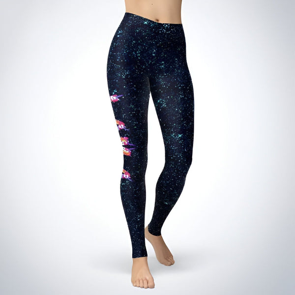 Legging imprimé galaxie porté par une femme. Le legging est bleu foncé avec des motifs d'étoiles et des dessins de personnages de dessins animés sur la jambe gauche., 45502372610303,45502372643071,45502372675839,45502372708607,45502372741375,45502372774143,45502372806911,45502372839679 | Licorne Shop